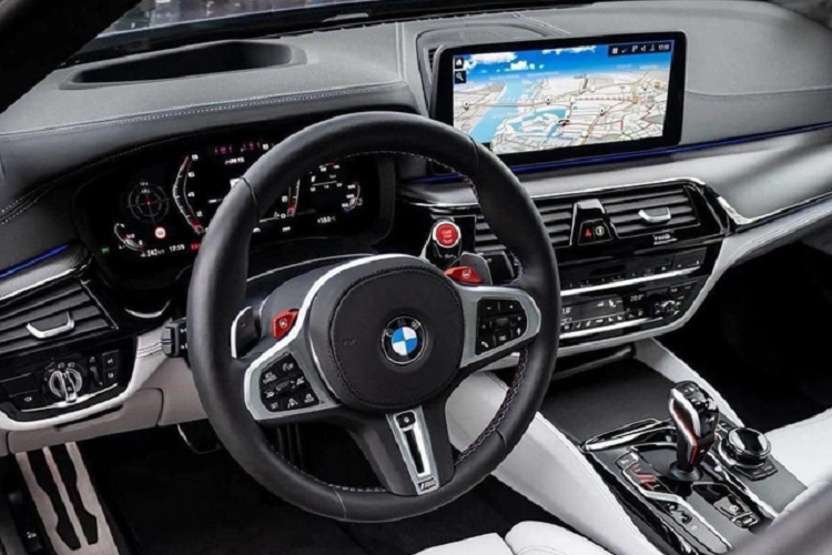 Phía đại lý cho biết chiếc BMW M5 này thuộc diện đã qua sử dụng. Xe sản xuất năm 2021 và mới đi được hơn 1.200 km. Có thể thấy, mẫu xe Đức này gần như mới. Khoang nội thất cũng phần nào chứng minh được sự quá trình sử dụng của chủ cũ. Toàn bộ phần da của ghế ngồi, ta-pi cửa vẫn căng đều, không bị xuống cấp sau 1 năm sử dụng. Vô-lăng của xe - bộ phận được sờ vào nhiều nhất vẫn chưa có dấu hiệu bị mòn.