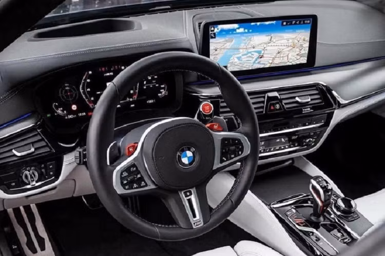 Phía đại lý cho biết chiếc BMW M5 này thuộc diện đã qua sử dụng. Xe sản xuất năm 2021 và mới đi được hơn 1.200 km. Có thể thấy, mẫu xe Đức này gần như mới. Khoang nội thất cũng phần nào chứng minh được sự quá trình sử dụng của chủ cũ. Toàn bộ phần da của ghế ngồi, ta-pi cửa vẫn căng đều, không bị xuống cấp sau 1 năm sử dụng. Vô-lăng của xe - bộ phận được sờ vào nhiều nhất vẫn chưa có dấu hiệu bị mòn.