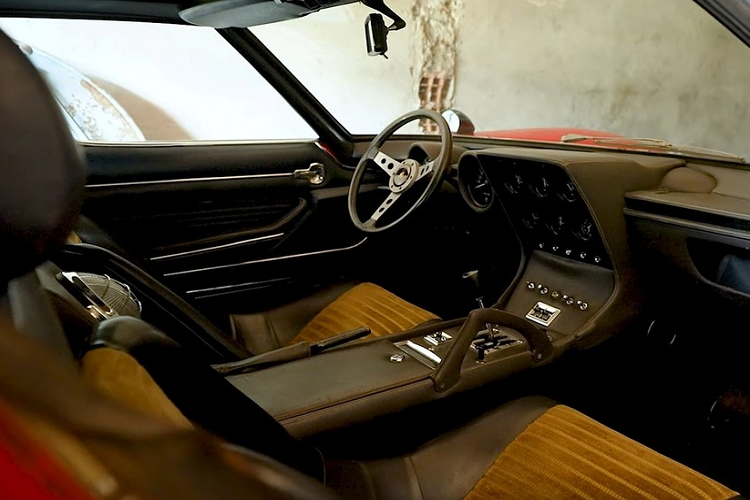 Qua những hình ảnh và video quay cận cảnh, có thể thấy chiếc Lamborghini Miura vẫn còn khá nguyên vẹn dù đã ra đời hơn 50 năm. Ngoại thất của chiếc siêu xe cho thấy một số dấu hiệu của thời gian trong khi nội thất có chỗ bị mòn hoặc hỏng. Tuy nhiên, đây vẫn là một trong những chiếc Lamborghini Miura tốt nhất trên thị trường hiện nay.