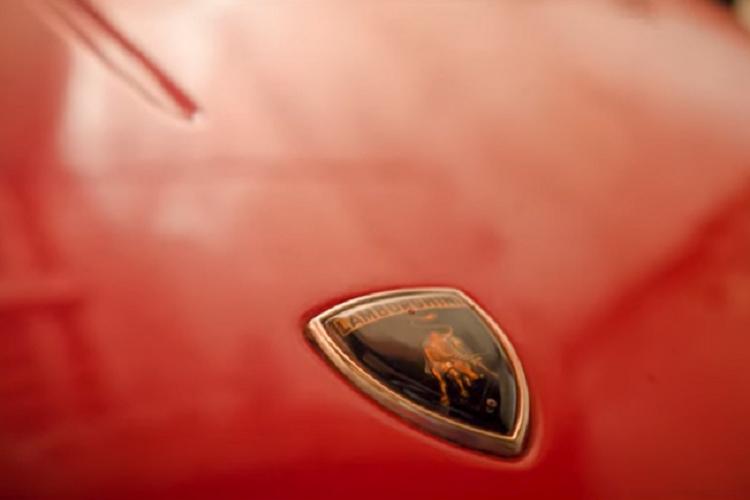 Không dừng ở đó, chiếc Lamborghini Miura này còn giữ lại các trang bị nguyên bản như lúc xuất xưởng, từ động cơ, hộp số cho đến các tấm ốp thân vỏ bên ngoài. Xe cũng có đầy đủ giấy tờ để chứng minh sự nguyên bản của mình. Ngoài ra, chiếc xe vẫn có thể khởi động máy dù nằm trong gara đã lâu.