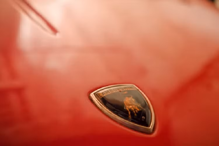 Không dừng ở đó, chiếc Lamborghini Miura này còn giữ lại các trang bị nguyên bản như lúc xuất xưởng, từ động cơ, hộp số cho đến các tấm ốp thân vỏ bên ngoài. Xe cũng có đầy đủ giấy tờ để chứng minh sự nguyên bản của mình. Ngoài ra, chiếc xe vẫn có thể khởi động máy dù nằm trong gara đã lâu.