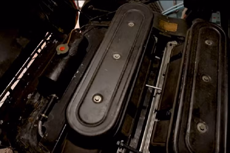 Chiếc Lamborghini Miura này thuộc bản P400S, được giới thiệu vào năm 1968 như phiên bản nâng cấp của P400. So với P400, Lamborghini Miura P400S có những cải tiến như cửa sổ chỉnh điện, các chi tiết mạ crôm, hộc đựng găng có khóa và động cơ xăng V12, dung tích 3.9L nâng cấp.