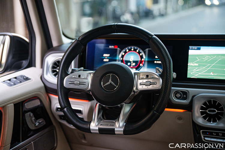 Vô-lăng 4 chấu AMG bọc da tích hợp nhiều nút bấm hỗ trợ người lái, phía sau là lẫy chuyển số thể thao. Một số trang bị khác bao gồm màn hình đôi kích thước 12,3 inch ở bảng táp-lô, ô cửa gió điều hoà kiểu tuabin, đèn viền nội thất 64 màu, loa Burmester, điều hòa tự động ba vùng, cửa sổ trời,...
