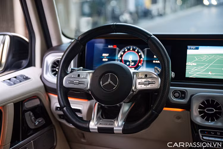 Vô-lăng 4 chấu AMG bọc da tích hợp nhiều nút bấm hỗ trợ người lái, phía sau là lẫy chuyển số thể thao. Một số trang bị khác bao gồm màn hình đôi kích thước 12,3 inch ở bảng táp-lô, ô cửa gió điều hoà kiểu tuabin, đèn viền nội thất 64 màu, loa Burmester, điều hòa tự động ba vùng, cửa sổ trời,...