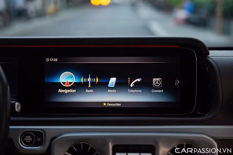 Các tiện ích ghế ngồi gồm chỉnh điện tích hợp làm mát/sưởi và ghi nhớ 3 vị trí. Hàng ghế sau sở hữu một bệ tỳ tay kết hợp cùng khay để cốc.