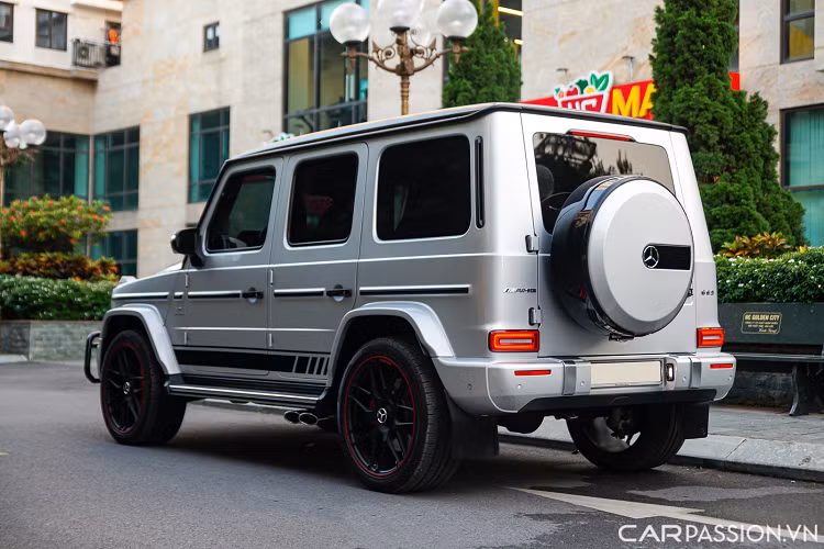 Chiếc G63 trong bài được trang bị lớp sơn màu bạc Iridium Metallic. Nhìn từ bên ngoài, Mercedes-AMG G63 đời 2020 vẫn mang những thiết kế đặc trưng của G-Class qua 40 năm như vuông vức, cứng cáp và bề thế, nhưng nay đã rộng hơn, thấp hơn và nhẹ hơn. Xe sở hữu kích thước Dài x Rộng x Cao lần lượt là 4.873 x 1.984 x 1.966 mm cùng chiều dài cơ sở đạt 2.890 mm.