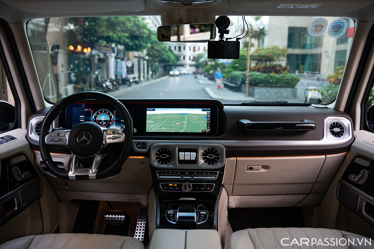 Khác với ngoại thất mang DNA “khối hộp”, G63 có một “cuộc cách mạng” bên trong khoang nội thất theo hướng hiện đại, tiện nghi. Chiếc G63 trong bài được bọc da Nappa màu beige sáng và tươi tắn.