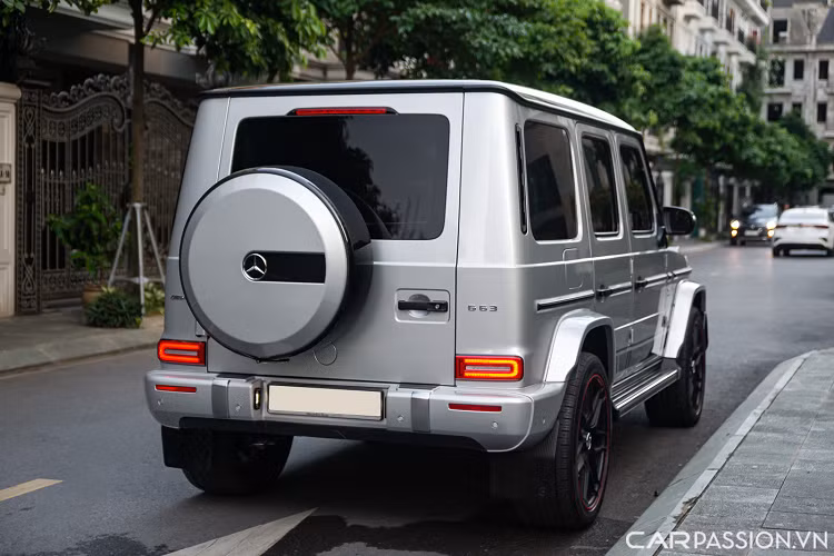 Sức mạnh của động cơ được truyền tới bánh thông qua hộp số tự động 9 cấp. Chiếc SUV hầm hố này có khả năng tăng tốc 0 – 100 km/h chỉ trong 4,5 giây và có thể vận hành ổn định ở vận tốc lên đến 220 km/h.