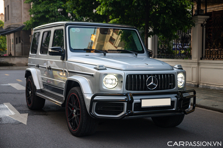 Mới đây, một chiếc Mercedes-Benz AMG G63 chính hãng đời 2020 đã xuất hiện trên sàn xe cũ với mức giá 12,2 tỷ đồng sau khi lăn bánh hơn 23.000 km. Đặc biệt hơn, đây là một trong 3 chiếc G63 chính hãng đầu tiên về Việt Nam và là chiếc xuất hiện tại triển lãm ôtô Việt Nam VMS 2019.