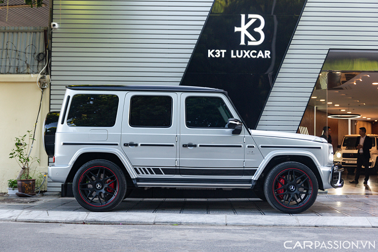 Bộ mâm nguyên bản kích thước 20 inch đã được thay thế với bộ mâm kích thước 22 inch. Một vài chi tiết màu đen được thêm vào thân xe tạo sự đối lập với màu sơn tăng vẻ thẩm mỹ cho chiếc G63.