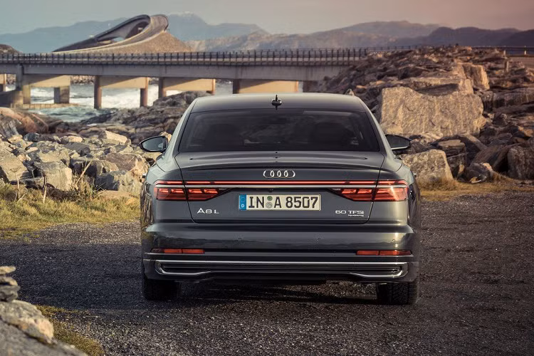 Nhìn tổng thể, Audi A8L 2022 hạng sang trông to lớn và bề thế với kích thước dài x rộng x cao lần lượt là 5.320 mm x 2.130 mm x 1.486 mm. So với bản tiêu chuẩn, biến thể L có trục cơ sở dài hơn 130 mm nhằm tăng không gian cho hàng ghế sau.