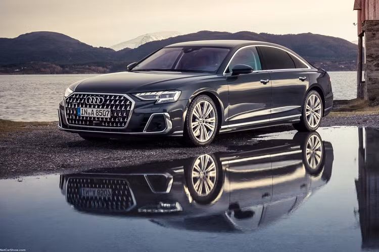 Audi A8L 2022 sở hữu đèn pha Matrix LED sử dụng thiết bị micromirror kỹ thuật số, trong đó mỗi đơn vị đèn pha có khoảng 1,3 triệu micromirror để kiểm soát sự phân tán ánh sáng với độ chính xác cao hơn nhiều, chẳng hạn như điểm ảnh của màn hình.