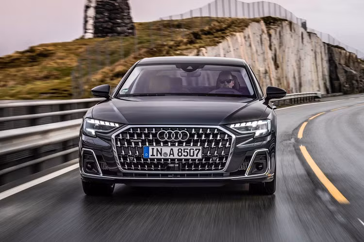 Động cơ này đi kèm hộp số tự động 8 cấp Tiptronic và hệ dẫn động bốn bánh Quattro, mang đến khả năng tăng tốc 0-100 km/h trong 5,7 giây, vận tốc tối đa 250 km/h. Audi A8L 2022 sở hữu 40 tính năng an toàn khác nhau, thêm vào đó là 3 gói tùy chọn công nghệ an toàn, gồm: Park, City và Tour. Trong đó gói Park còn mang đến tính năng hỗ trợ đỗ xe từ xa, người lái có thể đứng ngoài để điều khiển xe ra/vào vị trí đỗ.