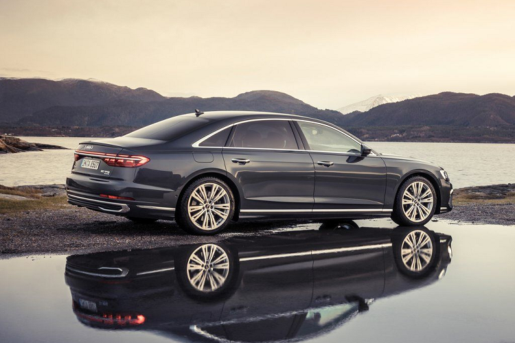 Còn đèn hậu của xe dùng công nghệ OLED tiêu chuẩn. Chất liệu crôm được sử dụng ở khá nhiều vị trí trên xe như lưới tản nhiệt, các đường viền ở phía trước, hông và đuôi xe, trong khi ở bản tiêu chuẩn có màu đen. Đặc biệt trên biến thể A8L 2022, Audi còn cung cấp các tuỳ chọn mâm xe và màu sơn độc quyền.