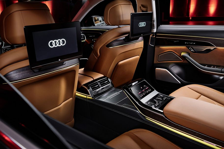 Chưa hết, A8L 2022 còn có hệ thống âm thanh Bang &amp; Olufsen Advanced Sound System với âm ly 1.920 W và 23 loa, cung cấp âm thanh ba chiều cho hành khách phía sau. Điểm nhấn của xe nằm ở hàng ghế sau với ghế thư giãn có tựa đầu chỉnh điện, massage lưng với 18 đệm khí nén. Hệ thống sưởi tại chỗ để chân ở lưng ghế hành khách phía trước. Hệ thống ghế ngồi có da bọc tiêu chuẩn là da Valetta và tùy chọn da Valcona.