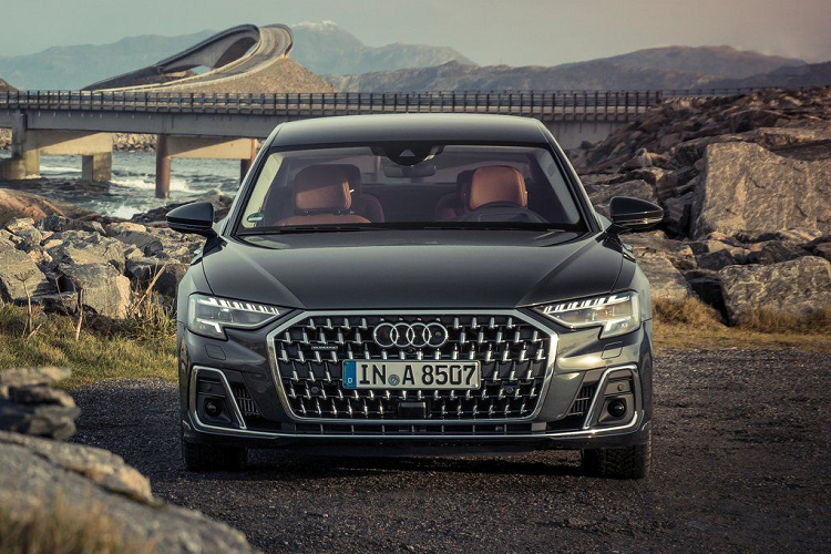 Theo kế hoạch, Audi A8L 2022 mới sẽ ra mắt tại Hà Nội vào sáng ngày 8/7 tới đây. Tại thị trường Việt Nam, dòng A8 sẽ chỉ được phân phối duy nhất biến thể L (Long) trục cơ sở kéo dài. Theo đó, thế hệ Audi A8L mới nhất sẽ đối đầu trực tiếp với những cái tên đình đám như Mercedes S Class, BMW 7-Series, Lexus LS 500,…