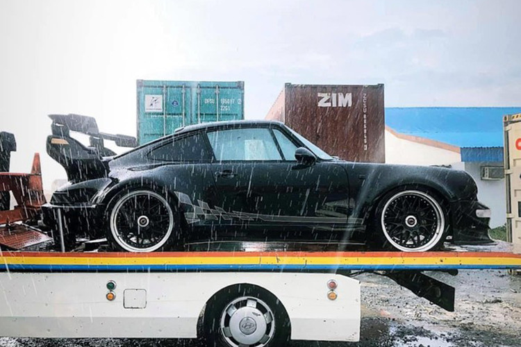 Nguyên bản xe thể thao Porsche 930 Turbo được trang bị động cơ 6 xy-lanh, dung tích 3.3 lít, tăng áp, sản sinh ra công suất tối đa 282 mã lực tại vòng tua máy 5.500 vòng/phút và mô-men xoắn cực đại 412 Nm tại vòng tua 4.000 vòng/phút.