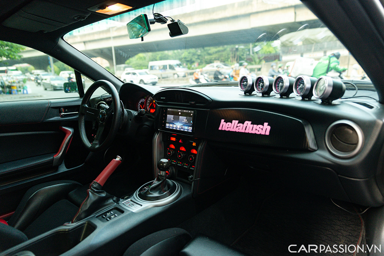 Hệ thống ống xả được trang bị là loại tới từ hãng Greddy giúp âm thanh của chiếc Toyota 86 khỏe khoắn hơn. Hệ thống khuếch tán gió phía sau đặt hai đối xứng hai bên ở cản sau.