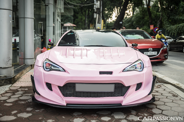 Ở phần ngoại thất, chiếc Toyota 86 sở hữu bộ widebody V3 tới từ hãng độ Rocket Bunny có giá gần 100 triệu đồng. Gói độ này giúp phần vè bánh xe được nới rộng ra tăng vẻ hầm hố cho chiếc xe.