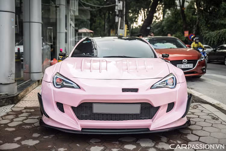 Ở phần ngoại thất, chiếc Toyota 86 sở hữu bộ widebody V3 tới từ hãng độ Rocket Bunny có giá gần 100 triệu đồng. Gói độ này giúp phần vè bánh xe được nới rộng ra tăng vẻ hầm hố cho chiếc xe.