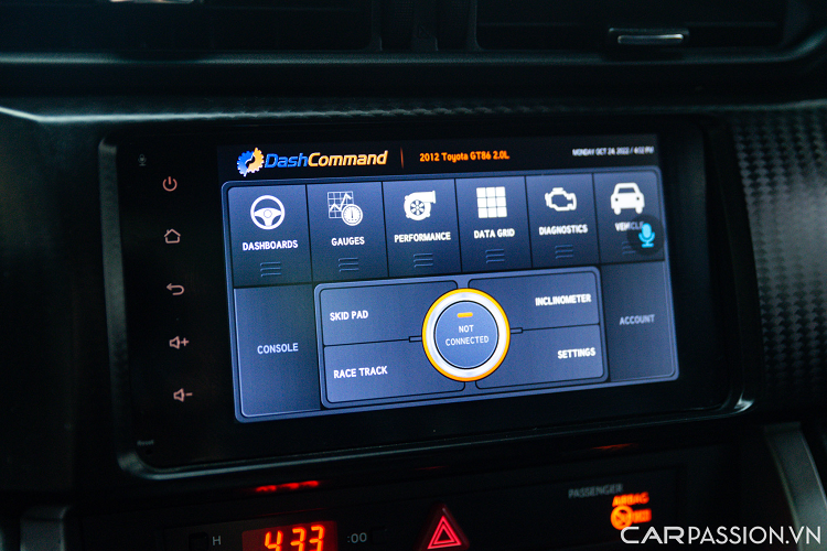 Phần táp lô lắp thêm 5 đồng hồ hiển thị áp suất dầu, nhiệt đồ dầu, nhiệt độ dầu,… Màn hình giải trí trung tâm có thể điều chỉnh thông số của chiếc xe. Hệ thống điều hòa 2 vùng độc lập, phanh tay cơ to bản bọc da.