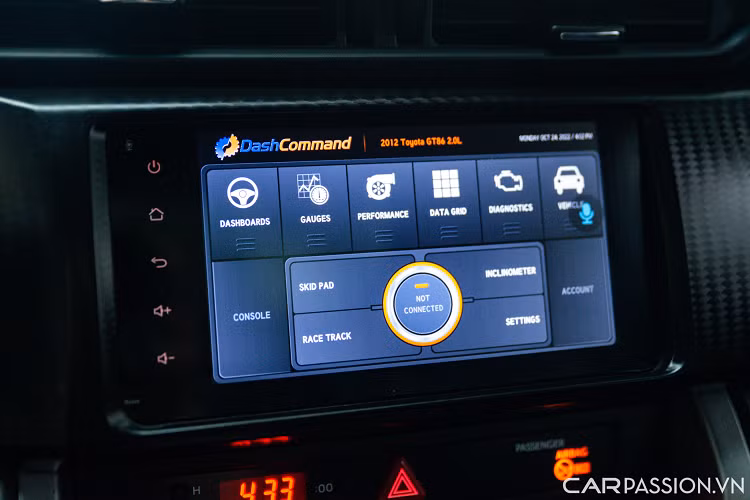 Phần táp lô lắp thêm 5 đồng hồ hiển thị áp suất dầu, nhiệt đồ dầu, nhiệt độ dầu,… Màn hình giải trí trung tâm có thể điều chỉnh thông số của chiếc xe. Hệ thống điều hòa 2 vùng độc lập, phanh tay cơ to bản bọc da.