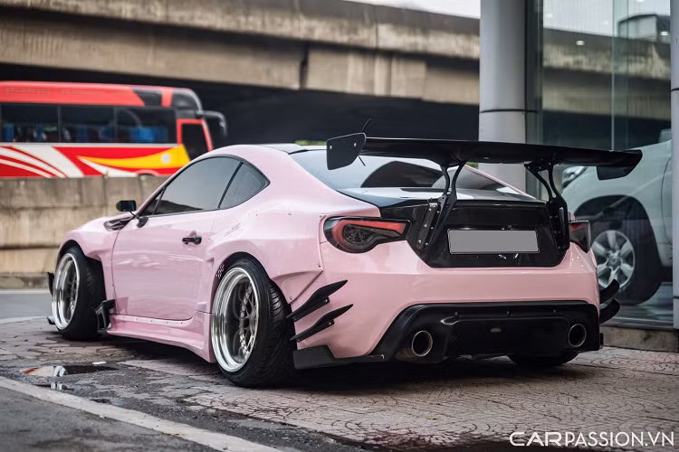 Với mức giá này, người dùng có thể tậu một chiếc xe cùng nhà Toyota đó là mẫu Camry phiên bản cao cấp nhất. Chiếc xe trong bài thuộc đời 2012 và đã được nâng cấp nhiều trang bị có giá lên tới hàng trăm triệu đồng.