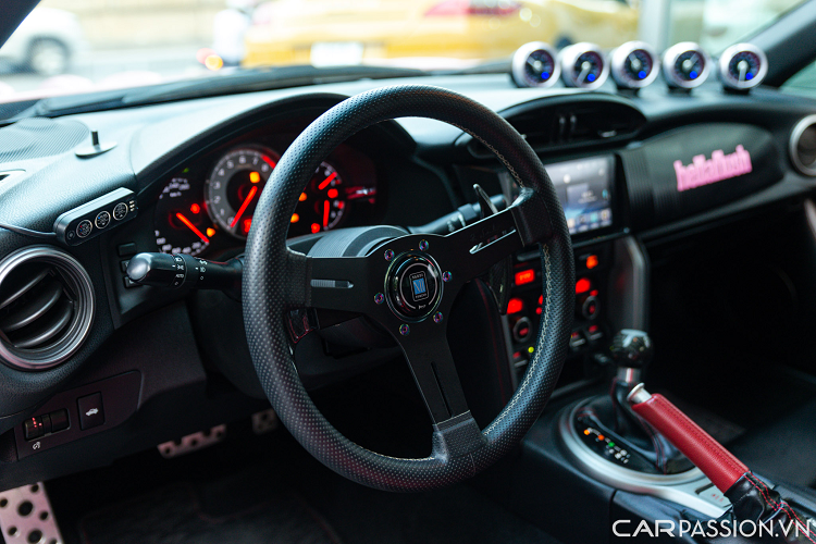 Tuy là xe coupe, lại được thiết kế với 4 chỗ ngồi (thay vì 2 chỗ như các dòng coupe tiêu chuẩn), cảm giác không gian bên trong vẫn khá rộng rãi khi chiều dài cơ sở được mở rộng lên 2570 (mm). Bên trong nội thất cũng được chủ cũ nâng cấp nhiều chi tiết đặc biệt.