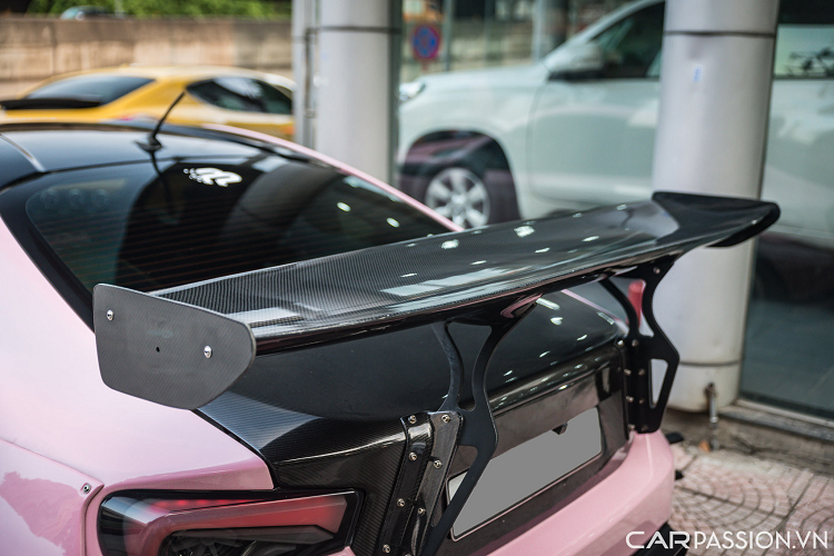 Đuôi xe với bộ khuếch tán cỡ lớn tạo nên sự đồng bộ với phần cản trước “dữ dằn” của xe. Ngoài ra, cánh gió cỡ lớn phía trên khiến chiếc xe thu hút mọi ánh mắt khi chạy trên đường. Cốp xe cũng được thay thế bằng loại làm từ chất liệu sợi carbon. Đèn hậu LED Valenti sơn màu khói.