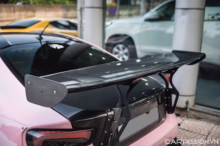 Đuôi xe với bộ khuếch tán cỡ lớn tạo nên sự đồng bộ với phần cản trước “dữ dằn” của xe. Ngoài ra, cánh gió cỡ lớn phía trên khiến chiếc xe thu hút mọi ánh mắt khi chạy trên đường. Cốp xe cũng được thay thế bằng loại làm từ chất liệu sợi carbon. Đèn hậu LED Valenti sơn màu khói.