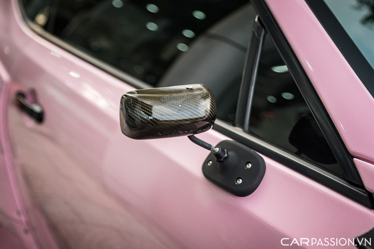 Thân xe sở hữu phần ốp vè được nới rộng và được bắt vào bởi những chiếc đinh tán. Hai bên hông là bộ ốp mang cá được làm từ sợi carbon. Bộ mâm trang bị trên xe là loại 3 mảnh tới từ hãng Work, ẩn sâu bên trong là bộ phanh Endless với cùm phanh màu xanh. Được biết, tổng giá trị hai món đồ độ trên có giá hơn 372 triệu đồng.