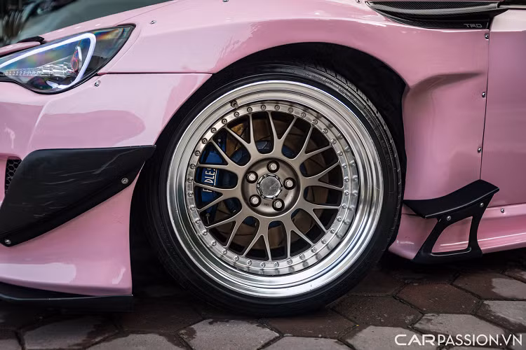 Động cơ boxer 2.0L nạp khí tự nhiên được Toyota sử dụng cho Toyota 86 có mã 4U-GSE, với hệ thống phun nhiên liệu D-4S của Toyota, đạt công suất 200 mã lực tại 7.000vòng/phút và mô-men xoắn cực đại 205Nm tại 6.600vòng/phút.