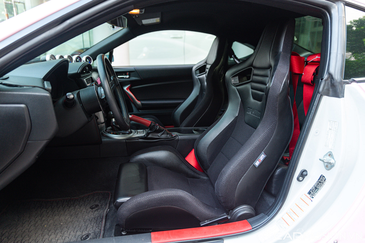 Vô lăng đã được độ lại với dạng cơ bản 3 chấu tới từ hãng Nardi, phía sau là lẫy chuyển số thể thao làm bằng carbon. Ẩn sâu bên trong là cụm 3 đồng hồ analog cùng 1 màn hình điện tử hiển thị thông số.