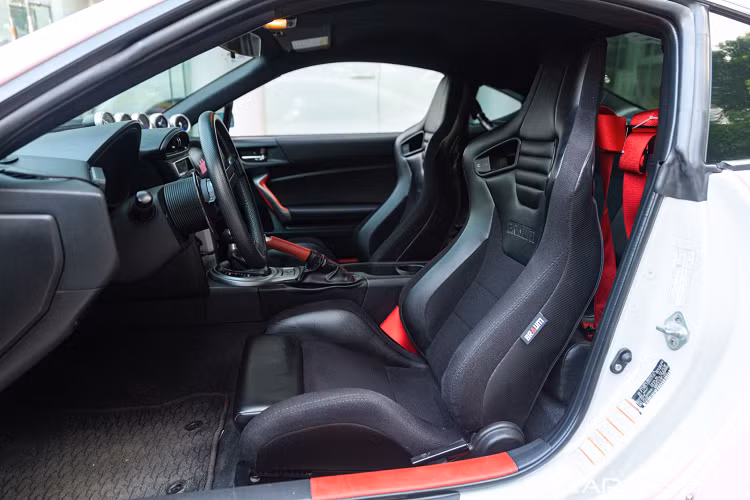 Vô lăng đã được độ lại với dạng cơ bản 3 chấu tới từ hãng Nardi, phía sau là lẫy chuyển số thể thao làm bằng carbon. Ẩn sâu bên trong là cụm 3 đồng hồ analog cùng 1 màn hình điện tử hiển thị thông số.