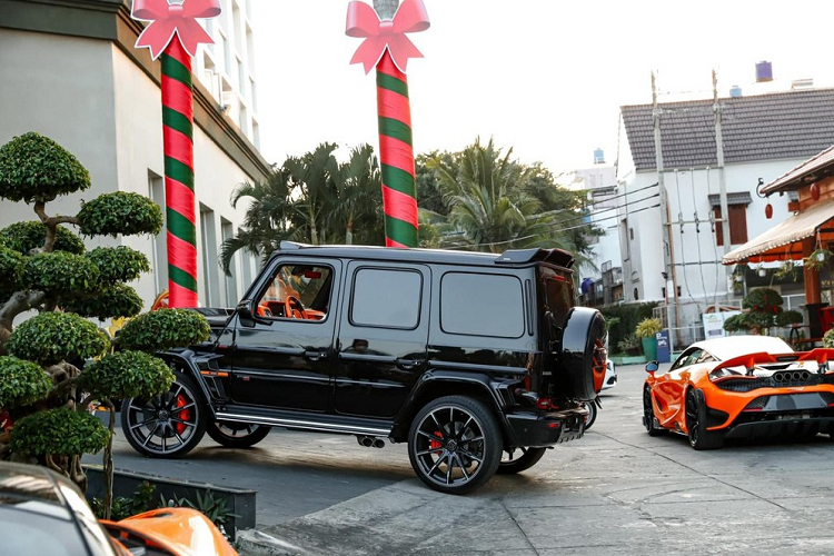 Chiếc SUV hạng sang Brabus 800 Widestar của dân chơi Phú Quốc sở hữu màu sơn đen bóng kết hợp với các điểm nhấn bao gồm hốc gió trước được làm lại với các khe gió mở rộng và tích hợp thêm dải đèn LED, xe có thêm trang bị 2 đèn LED công suất lớn gắn trên nóc xe Brabus 800 Widestar. 