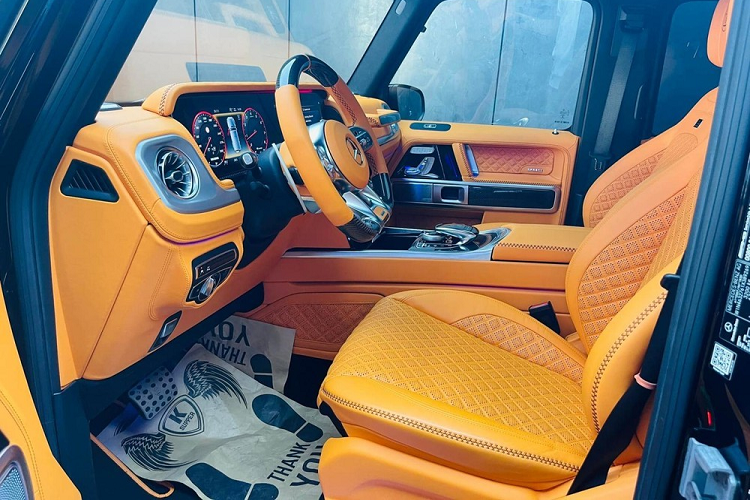 Tiến vào bên trong khoang lái của chiếc SUV hạng sang Brabus 800 Widestar mới về Phú Quốc định cư có nội y bọc da màu cam hết sức nổi bật cùng nhiều chi tiết được ốp carbon. Hàng ghế phía sau có thêm 2 màn hình giải trí lớn được gắn trên tựa đầu phía sau của hàng ghế trước. 