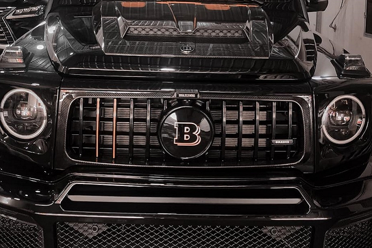 Sự có mặt của chiếc SUV hạng sang Brabus 800 Widestar giúp cho đội hình xe của đại gia đến từ Kiên Giang trở nên đẳng cấp hơn rất nhiều khi ngoài siêu xe giới hạn McLaren 765LT quen mặt, dân chơi Phú Quốc còn sở hữu dàn xe biển tứ quý đẹp mắt từ xe Porsche, Mercedes-Maybach hay Lexus LX570 đầy "xịn sò" với biển số cực đẹp.