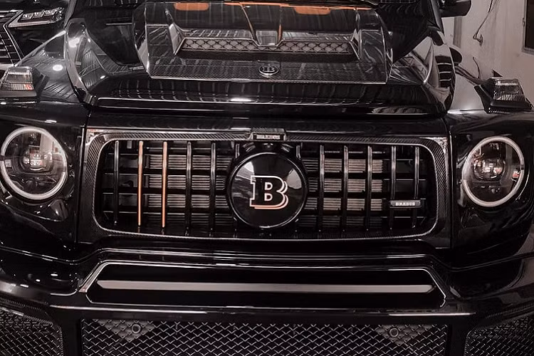 Sự có mặt của chiếc SUV hạng sang Brabus 800 Widestar giúp cho đội hình xe của đại gia đến từ Kiên Giang trở nên đẳng cấp hơn rất nhiều khi ngoài siêu xe giới hạn McLaren 765LT quen mặt, dân chơi Phú Quốc còn sở hữu dàn xe biển tứ quý đẹp mắt từ xe Porsche, Mercedes-Maybach hay Lexus LX570 đầy "xịn sò" với biển số cực đẹp.