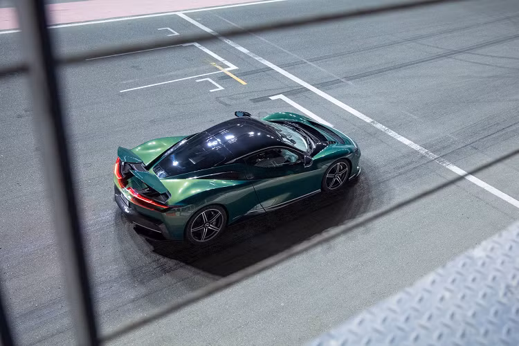 Nhờ những thông số "khủng" kể trên, Pininfarina Battista đã vượt qua đối thủ Rimac Nevera, mẫu siêu xe điện từng ghi nhận thời gian tăng tốc 0 - 60 dặm/giờ (96,5 km/h) đạt 1,9 giây vào tháng 8/2021 trên một đoạn đường drag được chuẩn bị cẩn thận.