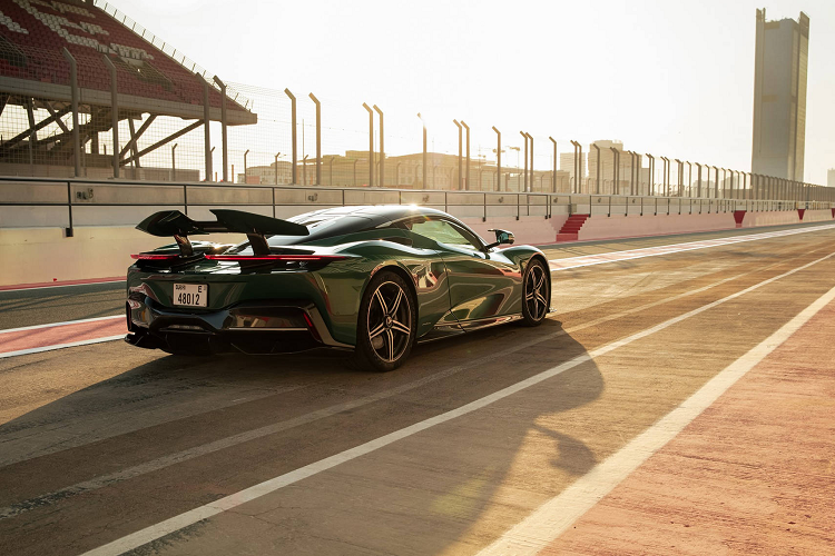 Các kỷ lục mới được thiết lập bởi siêu xe Pininfarina Battista bao gồm: - Tăng tốc từ 0 - 60 dặm/giờ (96,5 km/h) chỉ cần 1,79 giây - Tăng tốc từ 0 - 100 km/h (62 dặm/giờ) chỉ cần 1,86 giây - Tăng tốc từ 0 - 120 dặm/giờ (193 km/h) chỉ cần 4,49 giây