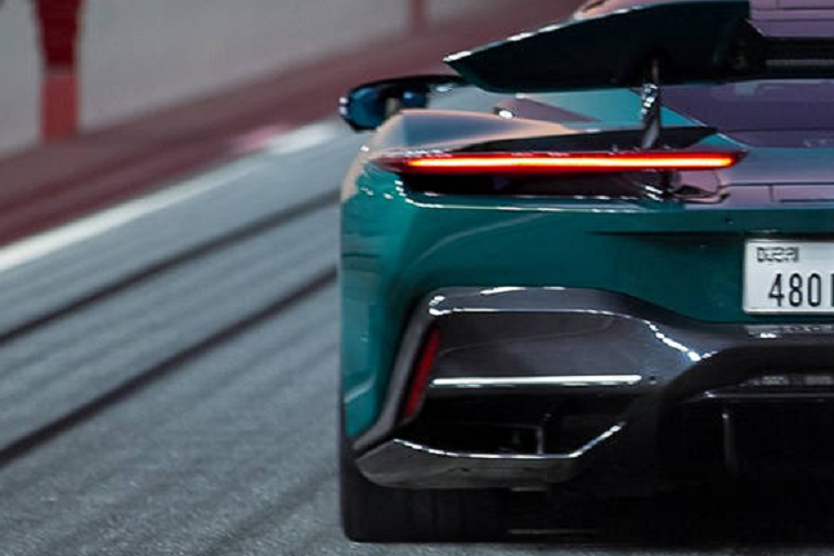 Điều đáng nói là cả 2 mẫu hypercar thuần điện này đều dùng chung hệ thống mô-tơ điện, nhưng Nevera mạnh mẽ hơn khi có mức công suất lên tới 1.914 mã lực. Bù lại, Battista nhẹ hơn khi có khối lượng 2.063 kg so với mức 2.150 kg của Nevera.