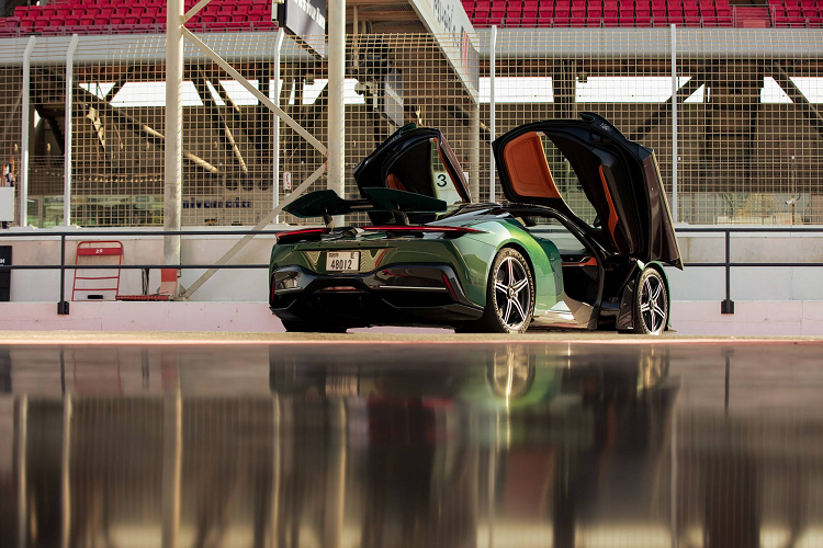 - Tăng tốc từ 0 - 200 km/h (124 dặm/giờ) chỉ cần 4,75 giây - Quãng đường phanh từ 100 - 0 km/h trong 31 mét - Quãng đường di chuyển tối đa đạt 300 dặm (482 km) theo chu trình thử nghiệm đặt ra bởi EPA (Cơ quan bảo vệ môi trường Mỹ)