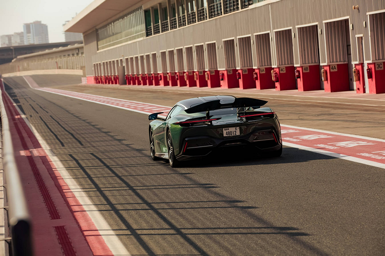 Kỷ lục về quãng đường phanh là xét riêng trong phạm vi các mẫu xe thuần điện, không tính xe dùng động cơ đốt trong hoặc xe hybrid. Kỷ lục về quãng đường di chuyển tính theo chu trình EPA là xét riêng trong các mẫu siêu xe hypercar thuần điện.