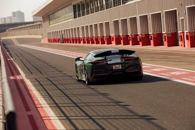 Kỷ lục về quãng đường phanh là xét riêng trong phạm vi các mẫu xe thuần điện, không tính xe dùng động cơ đốt trong hoặc xe hybrid. Kỷ lục về quãng đường di chuyển tính theo chu trình EPA là xét riêng trong các mẫu siêu xe hypercar thuần điện.