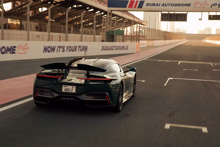 Ông Paolo Dellacha, Giám đốc Sản xuất và Kỹ thuật của Automobili Pininfarina GmbH cho biết: “Kết quả này đạt được nhờ vào các yếu tố cốt lõi như khối lượng xe được phân bổ tối ưu, trọng tâm thấp, khung gầm tinh chỉnh đặc biệt, hệ thống treo linh hoạt và bộ lốp xe khẳng định sự bền bỉ qua hàng nghìn dặm thử nghiệm.