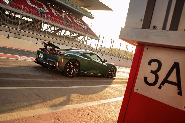 Lượng mô-men xoắn từ 4 mô-tơ điện được phân bổ hài hòa đã đem lại sức mạnh chưa từng có, qua đó giúp Battista trở thành chiếc xe có khả năng tăng tốc nhanh nhất trong số những xe được lưu thông hợp pháp trên đường công cộng khắp toàn cầu".