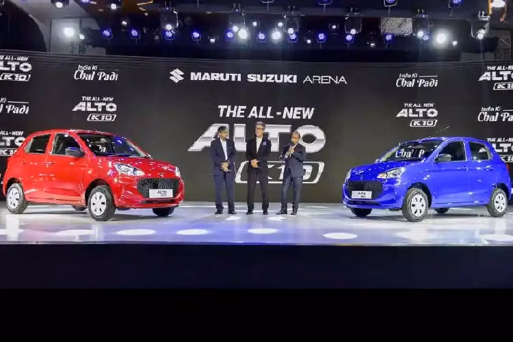 Ngày 18/8/2022 vừa qua, liên doanh Maruti Suzuki đã chính thức tung ra thế hệ mới của dòng xe đô thị giá rẻ Alto K10 ở thị trường Ấn Độ. Tuy có cùng tên gọi nhưng Suzuki Alto K10 2022 mới ở Ấn Độ trên thực tế lại hoàn toàn khác so với xe đang bán ở Nhật Bản. Ngoài ra, tại thị trường Ấn Độ còn có một mẫu xe giá rẻ khác mang tên Suzuki Alto 800.