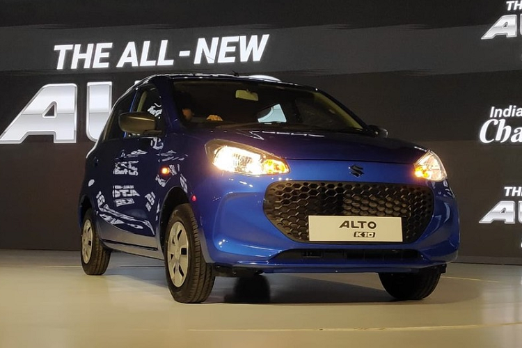 Nhờ công nghệ Dual Jet và hệ thống ngắt động cơ tạm thời, Suzuki Alto K10 2022 tiết kiệm xăng hơn cả thế hệ cũ. Lượng xăng tiêu thụ trung bình của xe là 24,39 km/lít (4,1 lít/100 km) với bản số sàn và 24,9 km/lít (4,01 lít/100 km) với bản số tự động.