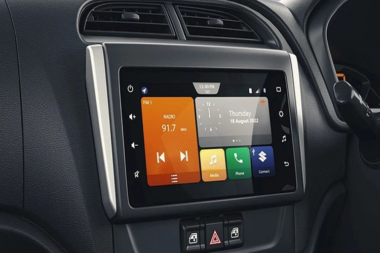 Ngay cả nút bấm chỉnh kính cửa sổ được đặt dưới màn hình trung tâm cũng được bê nguyên từ Suzuki Celerio và S-Presso 2022 sang. Chỉ có bảng đồng hồ là trang bị riêng của Suzuki Alto K10 2022.