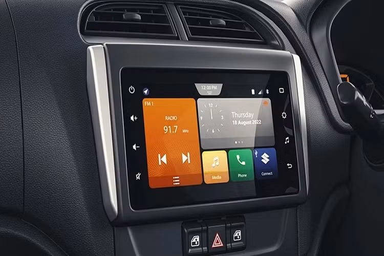 Ngay cả nút bấm chỉnh kính cửa sổ được đặt dưới màn hình trung tâm cũng được bê nguyên từ Suzuki Celerio và S-Presso 2022 sang. Chỉ có bảng đồng hồ là trang bị riêng của Suzuki Alto K10 2022.